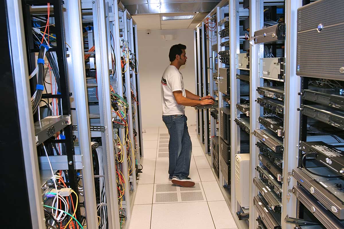 Server Maintenance - Sumber Foto: datacenterjournal[dot]com